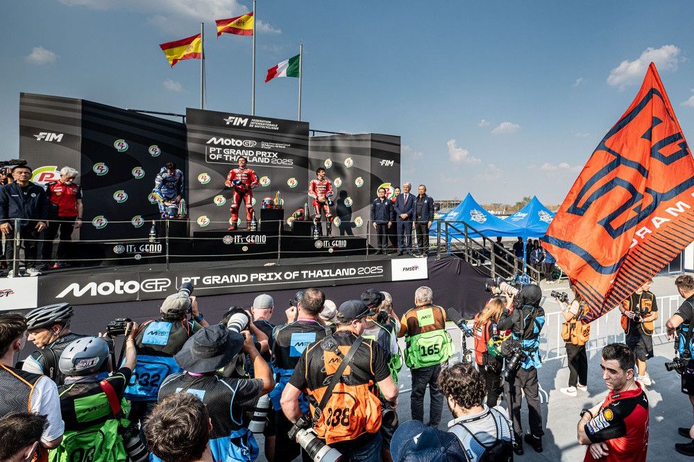 batch_7-1 Grid Girl ผ้าไหมไทย ถ่ายทอดความงาม ภูมิปัญญา และจิตวิญญาณ MotoGP2025