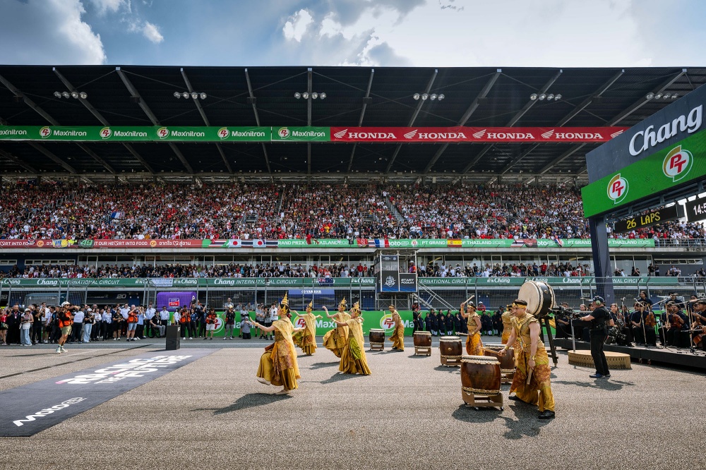batch_7-2 Grid Girl ผ้าไหมไทย ถ่ายทอดความงาม ภูมิปัญญา และจิตวิญญาณ MotoGP2025