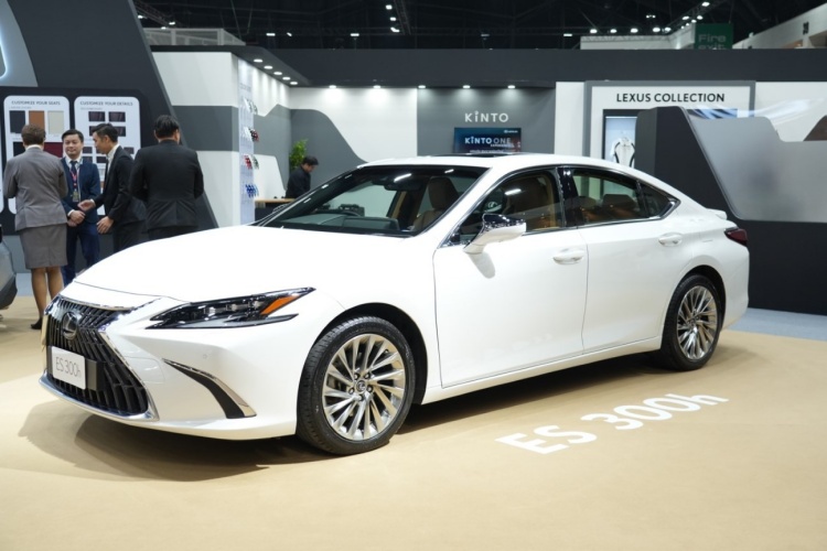 batch_ES-300h-01 Lexus ขนทัพยนตรกรรมขุมพลังหลากหลาย พร้อมมอบประสบการณ์สุดเอ็กซ์คลูซีฟในงาน Motor Show 2025