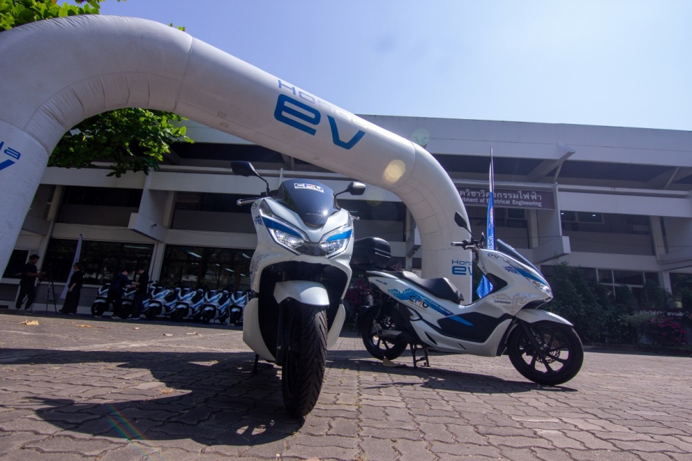 batch_Honda-PCX-Electric-MOU-with-CMU-Cover-02 ไทยฮอนด้า มอบ PCX Electric และสถานีสลับแบตเตอรี่ สนับสนุนโครงการพัฒนาเทคโนโลยีขับขี่ปลอดภัย มช.