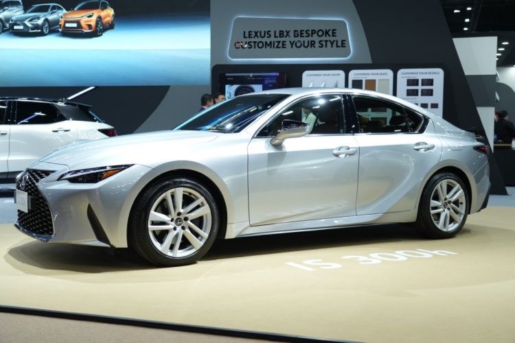 batch_IS-300h-01 Lexus ขนทัพยนตรกรรมขุมพลังหลากหลาย พร้อมมอบประสบการณ์สุดเอ็กซ์คลูซีฟในงาน Motor Show 2025