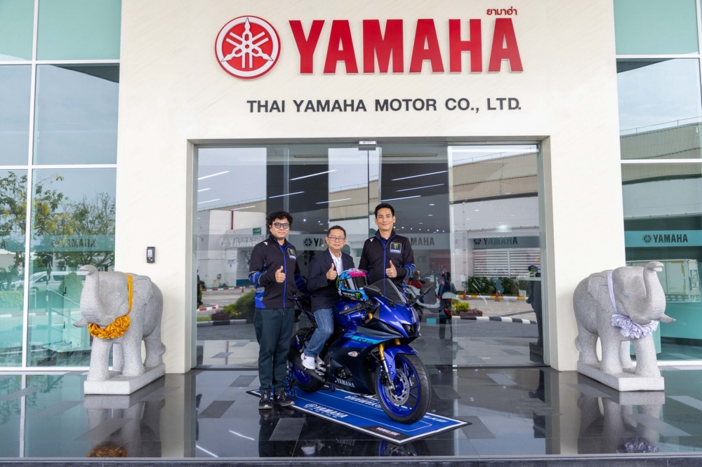 batch_S__520962072 Yamaha ส่งมอบ R15 พร้อมหมวกลิมิเต็ดแก่ผู้โชคดี MotoGP 2025