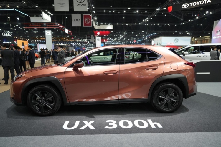 batch_UX-300h-01 Lexus ขนทัพยนตรกรรมขุมพลังหลากหลาย พร้อมมอบประสบการณ์สุดเอ็กซ์คลูซีฟในงาน Motor Show 2025