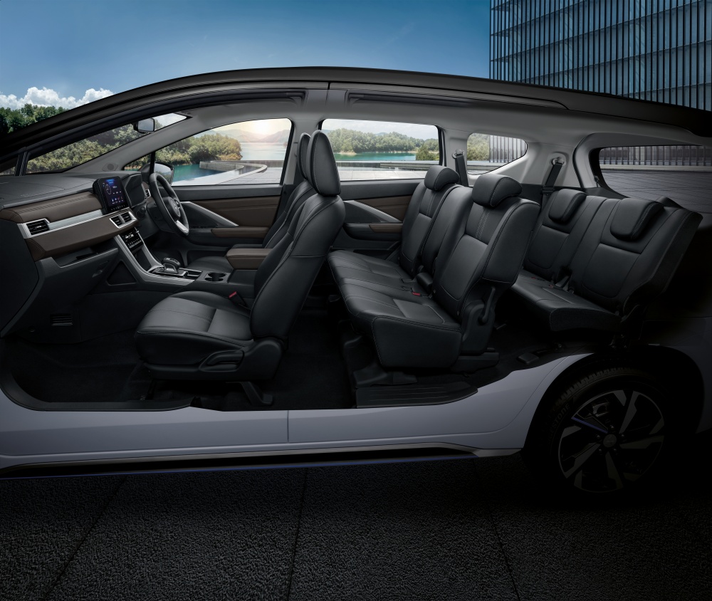 batch_XPANDER-HEV-PLAY-_Interior-Side-Car_final New Mitsubishi XPANDER CROSS HEV PLAY อีกขั้นของสไตล์ที่โดดเด่น