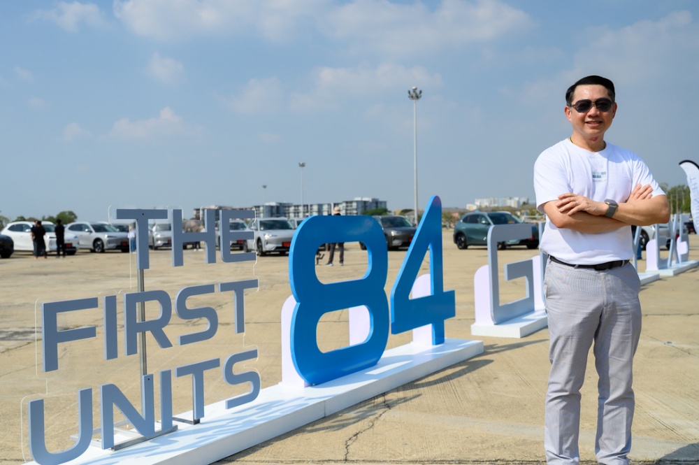 batch_นายณรงค์-สีตลายน-ประธานเจ้าหน้าที่บริหาร-ธนบุรีนอยสเติร์น_02 ส่งมอบ GEELY EX5 ลอดแรก 84 คัน แก่กลุ่มลูกค้าชาวไทย