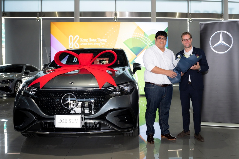 batch_เมอร์เซเดส-เบนซ์-ร่วมกับธนาคารยูโอบี-มอบรถมูลค่ากว่า-5-ล้านบาท_2 Mercedes-Benz ส่งมอบรถแก่ผู้โชคดีแคมเปญ 5 ปี UOB Mercedes