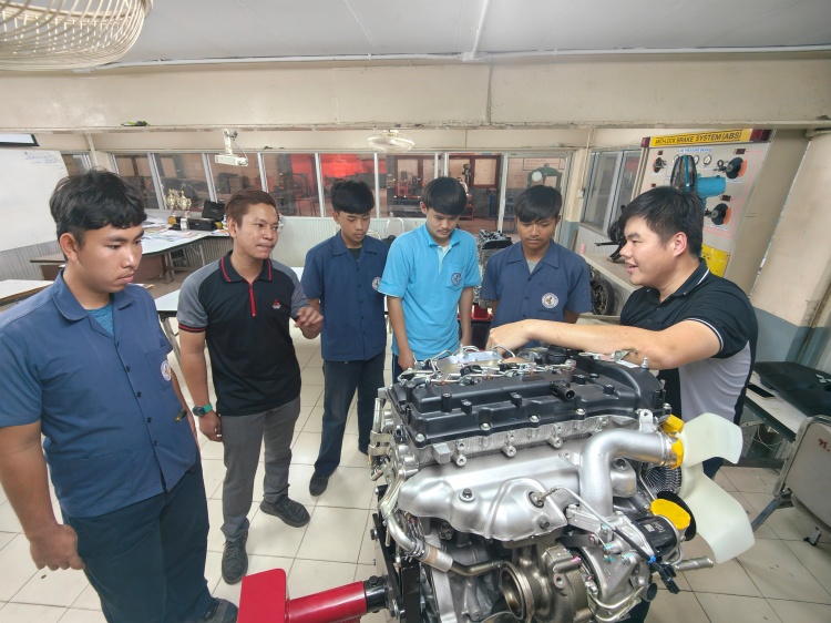 batch_04-MMTh_EngineDonationinNakhonRatchasima Mitsubishi จับมือ ช.พ.น. เปิดศูนย์การเรียนรู้เทคโนโลยียานยนต์มิตซูบิชิ