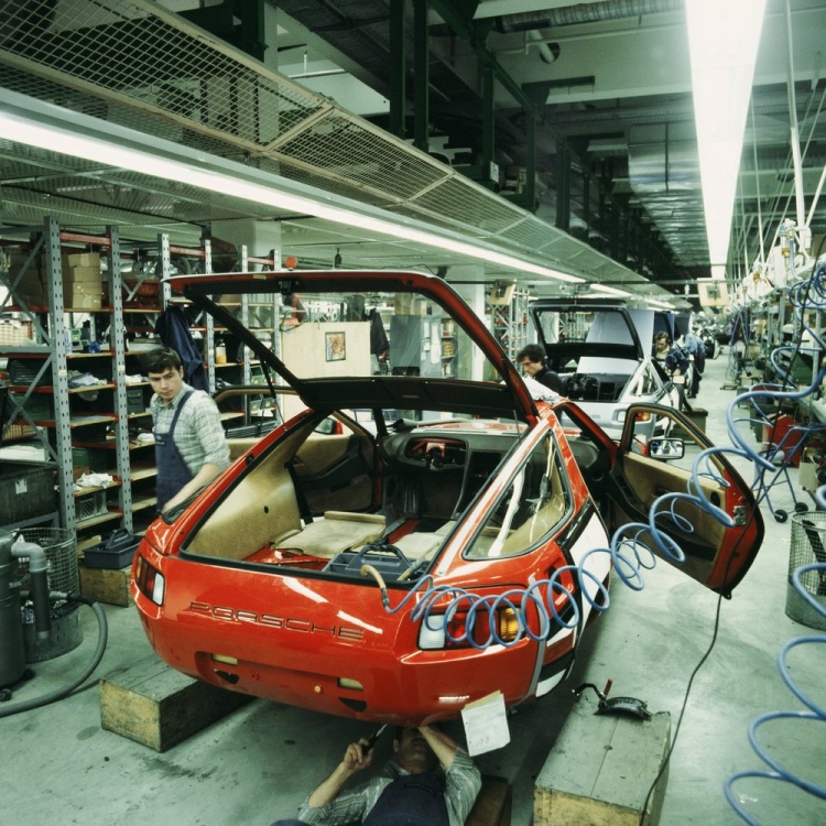 batch_1981_-Vehicle-assembly-of-the-Porsche-Type-928 75 ปีแห่งการผลิต Porsche ที่ Zuffenhausen