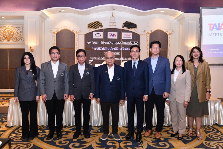 batch_8.-ผู้บริหาร-TAIA-ถ่ายภาพร่วมกับผู้บริหาร-Bangkok-International-Motor-Show-และTAJA ทิศทางอุตสาหกรรมยานยนต์ไทย ปี 2568 มีแนวโน้มเติบโตใกล้เคียงกับปีที่แล้วแม้เผชิญความไม่แน่นอนหลาย ๆ ด้าน