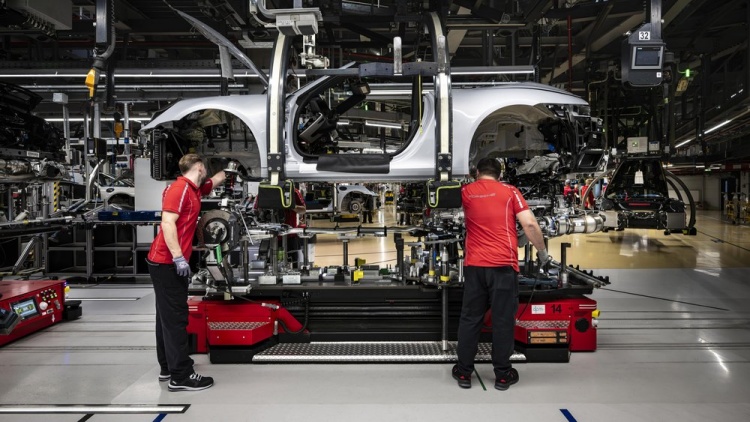 batch_Even-today-it-is-characteristic-of-the-site-that-all-911-models-and-variants-from-the-Carrera-to-top-GT-models-and-Cup-vehicles-are-manufactured-on-one-line 75 ปีแห่งการผลิต Porsche ที่ Zuffenhausen