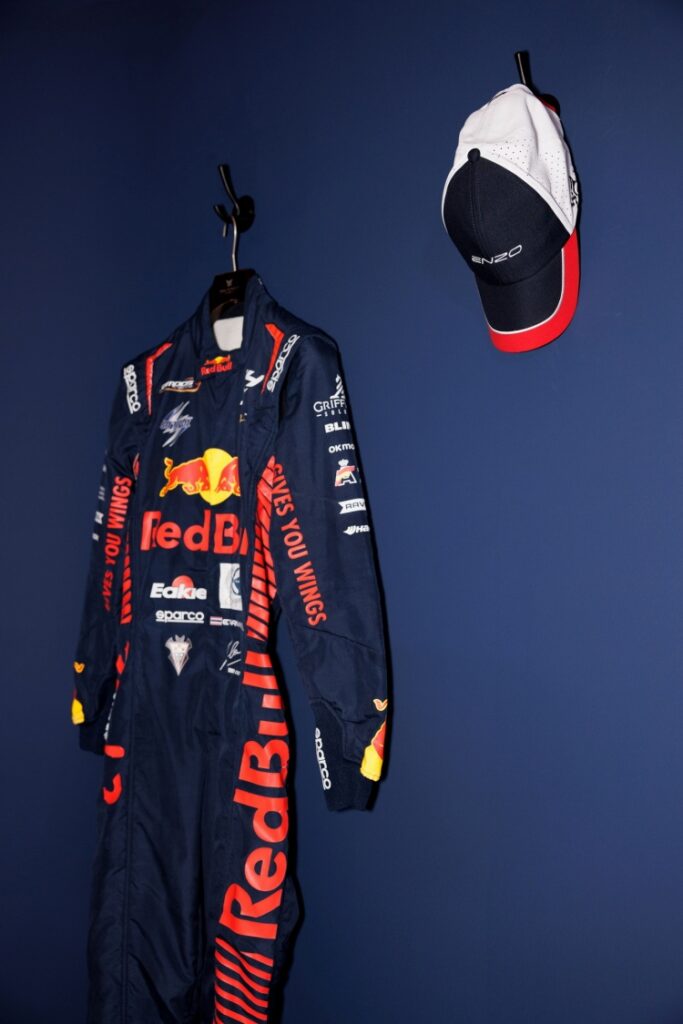 batch_ROYAL-IVY-REGATTA-x-ENZO-T.7-683x1024 ROYAL IVY REGATTA x ENZO T คอลเลคชั่นสไตล์สปอร์ตตอกย้ำความภาคภูมิใจนักแข่งไทยบนเวทีโลก