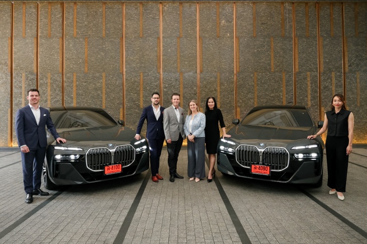 batch_Rosewood-handover-2 BMW ร่วมกับ โรงแรมโรสวูด ส่งมอบ Series 7 รุ่นใหม่ล่าสุดมอบประสบการณ์ที่ดีที่สุดแก่ลูกค้าโรงแรมฯ