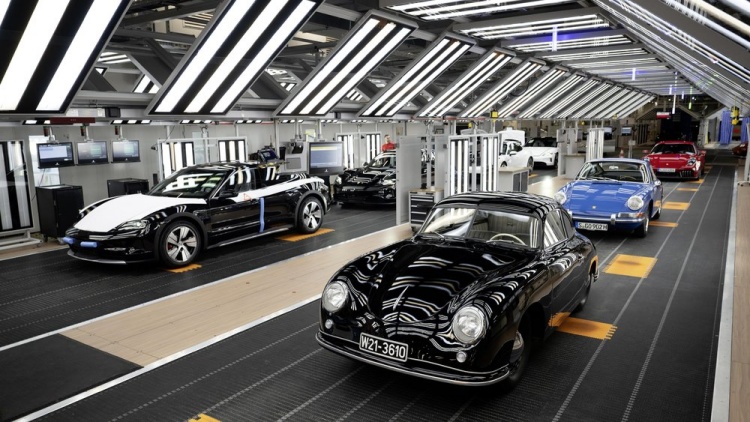 batch_Zuffenhausen-has-been-the-birthplace-of-legendary-models-including-the-911-which-has-been-in-series-production-there-since-1964-the-718-series-and-the-fully-electric-Taycan 75 ปีแห่งการผลิต Porsche ที่ Zuffenhausen