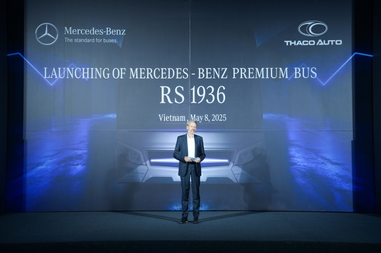 batch_02_นายราล์ฟ-เครเมอร์-ประธานเจ้าหน้าที่บริหาร-บริษัท-เดมเลอร์-คอมเมอร์เชียล-วีฮีเคิลส์- Mercedes-Benz Bus เปิดตัว RS1936 รถบัสสำเร็จรูปรุ่นใหม่ล่าสุด