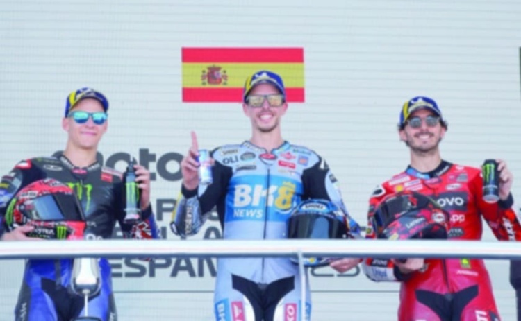 batch_8e7baef7-7dc3-4566-b78a-5a58f8bd2b95 อเล็กซ์ มาเกซ สุดปลื้มคว้าแชมป์แรก โมโตจีพี 2025 ที่สเปน