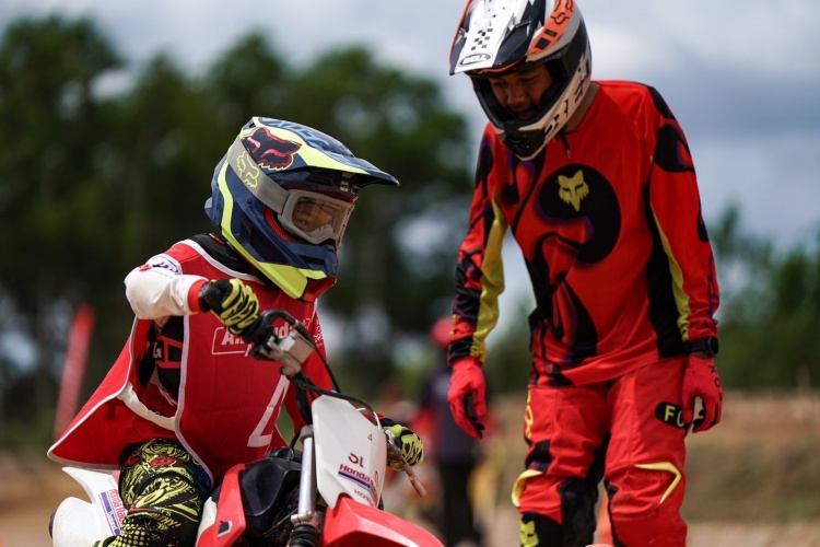 batch_Academy-สนาม-2-04 Honda Academy Thailand 2025 เสริมทักษะนักบิดเยาวชนตะลุยทางฝุ่นกับนักแข่งโมโตครอส