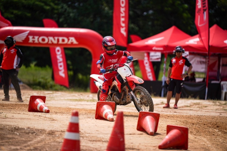 batch_Academy-สนาม-2-07 Honda Academy Thailand 2025 เสริมทักษะนักบิดเยาวชนตะลุยทางฝุ่นกับนักแข่งโมโตครอส