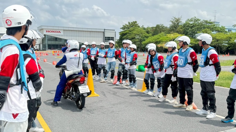 batch_Driving-License-Training-for-Community-and-School-4 ไทยฮอนด้า เดินหน้าส่งเสริมการขับขี่ปลอดภัย จัดอบรมเพื่อรับใบขับขี่สำหรับชุมชนและสถานศึกษา