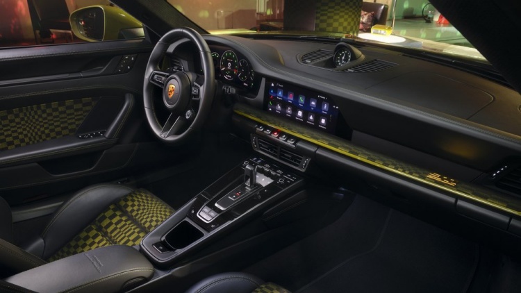 batch_With-Pasha-pattern-and-special-instrument-cluster_-the-interior Porsche 911 Spirit 70 ถ่ายทอดอารมณ์แห่งความอิสระและความสนุกแบบยุค 70s–80s