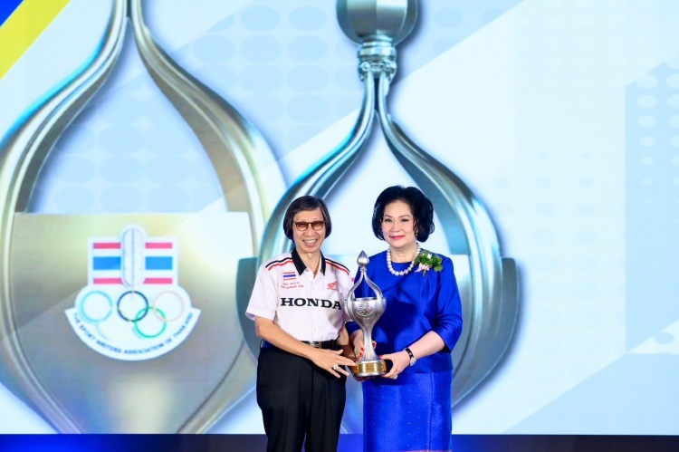 batch_นักกีฬาอาชีพชายยอดเยี่ยม-3-ปีซ้อน-01 “ก้อง-สมเกียรติ” คว้ารางวัล นักกีฬาอาชีพชายยอดเยี่ยม 3 ปีซ้อน