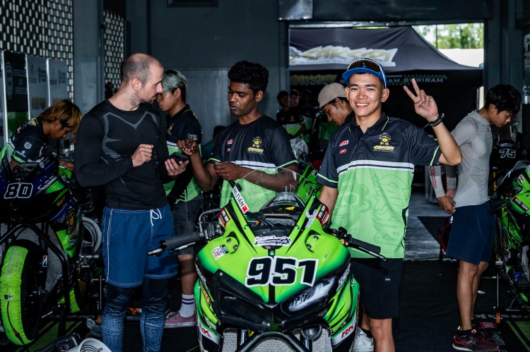 batch_12-4 “มิกซ์- ธนัช” เฉือน “แสตมป์-อภิวัฒน์” คว้าโพล NEXZTER BRIC 2025 สนามแรก