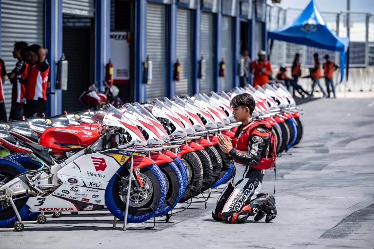 batch_18 “มิกซ์- ธนัช” เฉือน “แสตมป์-อภิวัฒน์” คว้าโพล NEXZTER BRIC 2025 สนามแรก