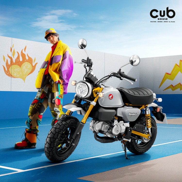 batch_2025_Monkey-Silver-Yellow-Lifestyle-Photo-1 New Honda Monkey ‘Moonlit Silver’ สะกดทุกสายตาด้วยความซนสุดคลาสสิก