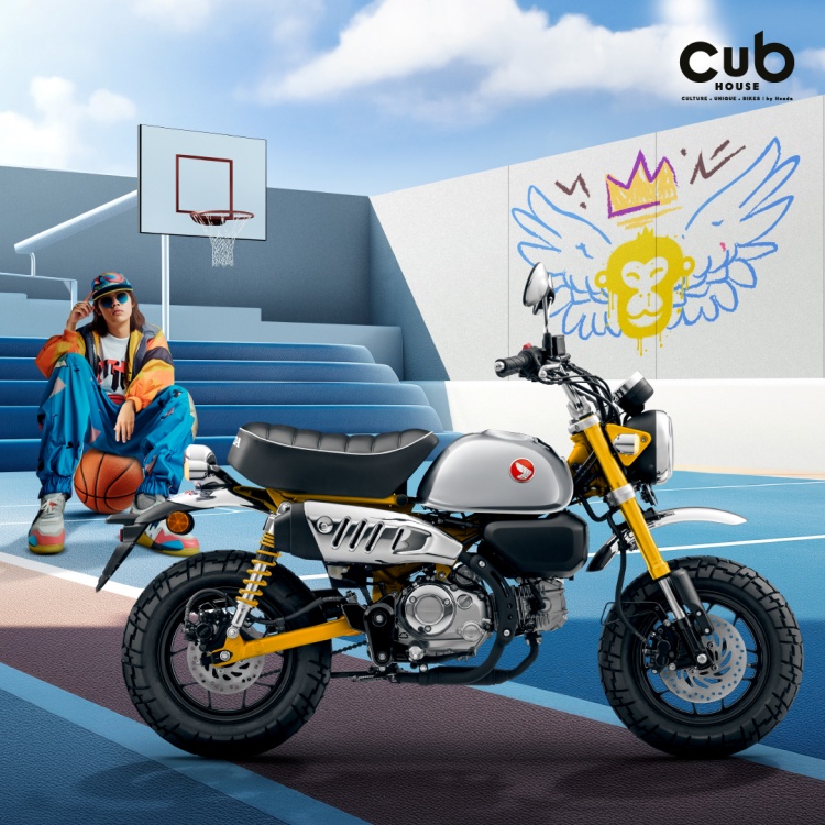 batch_2025_Monkey-Silver-Yellow-Lifestyle-Photo-2 New Honda Monkey ‘Moonlit Silver’ สะกดทุกสายตาด้วยความซนสุดคลาสสิก