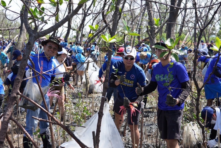 batch_7-1 Toyota จัดกิจกรรมปลูกป่าชายเลน 50,000 ต้น ในโครงการ โตโยต้าปลูกป่าชายเลน ปีที่ 18