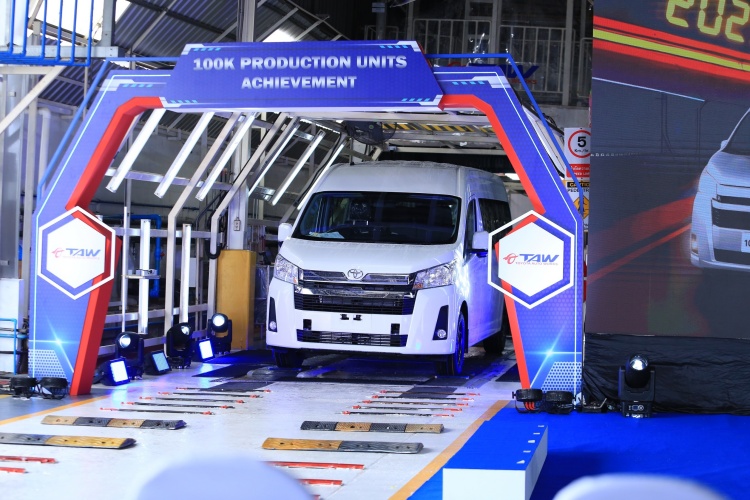 batch_IMG_7862 โตโยต้า ออโต้ เวิคส ประเทศไทย ฉลองยอดผลิต Toyota Commuter 100,000 คัน