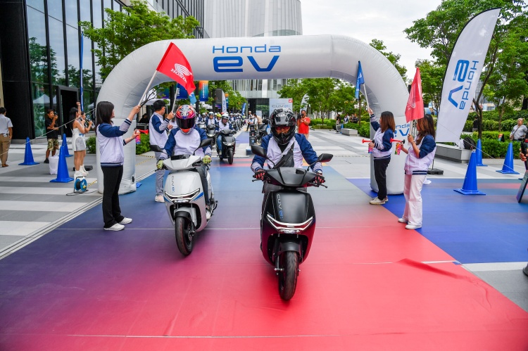 batch_New-Honda-CUV-e-Carbon-Neutral-2050-4 ไทยฮอนด้า ขับเคลื่อนอนาคตกลุ่มจักรยานยนต์ไฟฟ้าสานต่อพันธกิจคาร์บอนต่ำภายในปี 2050