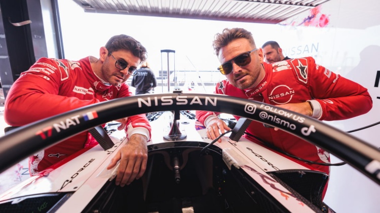 batch_Norman-NatoLeft-and-Oliver-Rowland-Right จากสนามแข่งสู่อนาคต เส้นทาง Formula E ของนิสสัน กับภารกิจขับเคลื่อนอนาคตแห่งการเดินทาง