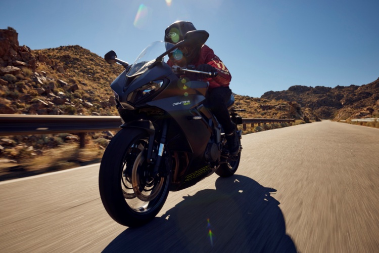 batch_Triumph-Daytona-660-1 Triumph ส่องไลน์อัป 5 รุ่นใหม่ ลุยได้ทุกสไตล์การขับขี่ พร้อมเสิร์ฟโปรฯ แรงให้เป็นเจ้าของแล้ววันนี้!
