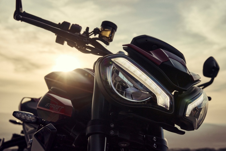 batch_ภาพประกอบ_เจาะลึก-ไทรอัมพ์-Street-Triple-765-RS-5 เจาะลึกขุมพลัง Triumph Street Triple 765 RS จากสนามแข่ง Moto2 สู่ความทรงพลังบนท้องถนน