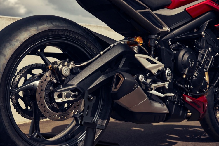 batch_ภาพประกอบ_เจาะลึก-ไทรอัมพ์-Street-Triple-765-RS-6 เจาะลึกขุมพลัง Triumph Street Triple 765 RS จากสนามแข่ง Moto2 สู่ความทรงพลังบนท้องถนน