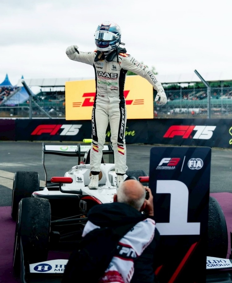 batch_25 “เติ้น ทัศนพล” นักแข่งไทยคนแรก คว้าถ้วยอันดับ 1 - FIA Formula 3 Championship 2025 Round 7