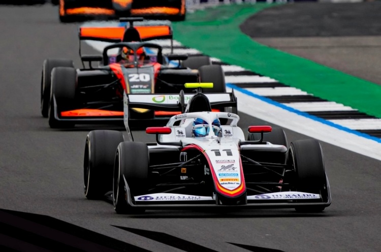 batch_29 “เติ้น ทัศนพล” นักแข่งไทยคนแรก คว้าถ้วยอันดับ 1 - FIA Formula 3 Championship 2025 Round 7