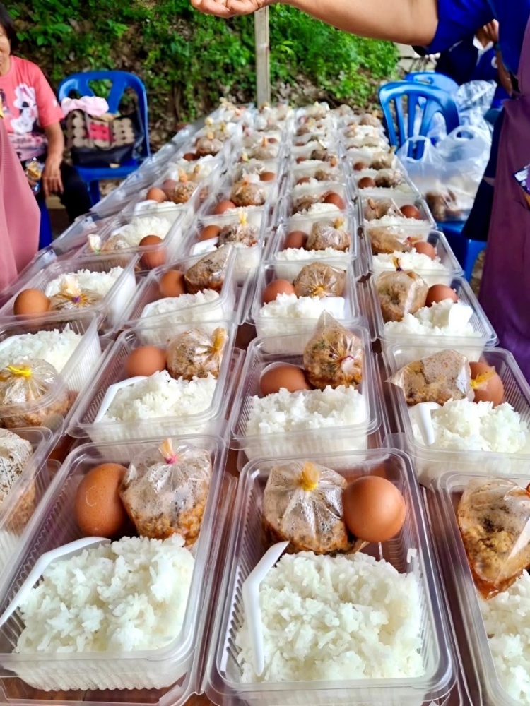 batch_7 มูลนิธิโตโยต้าประเทศไทย ร่วมกับมูลนิธิเอสซีจี และโรงพยาบาลสมเด็จพระยุพราชปัว ตั้งโรงครัวช่วยเหลือผู้ประสบภัยน้ำท่วม จ.น่าน