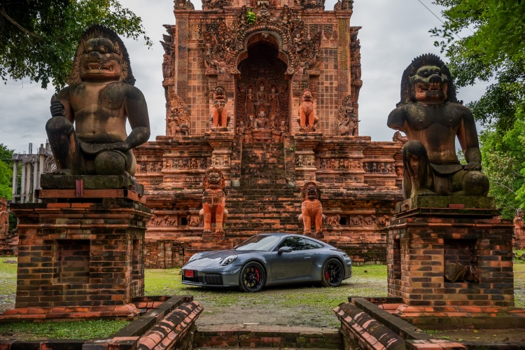 batch_911-GTS-11 New Porsche 911 GTS T-Hybrid และ 911 Carrera สัมผัสสมรรถนะเร้าใจทุกโค้ง บนเส้นทางสุดท้าทายกลางธรรมชาติที่เชียงใหม่