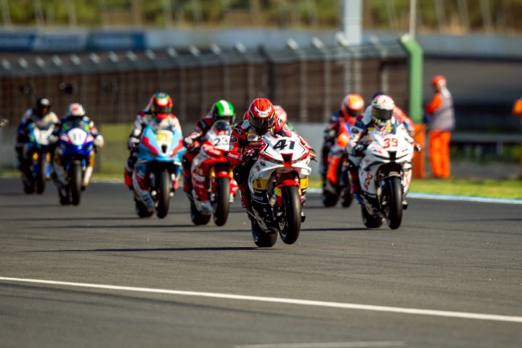 batch_ARRC-สนาม-3-เรซ2-03 “ชิพ-นครินทร์” คว้าท็อป 4 รุ่นใหญ่สุดแรง "มิกซ์-ธนัช” ไล่คู่แข่งสุดมันส์ใน ARRC 2025 เรซ 2 สนาม 3