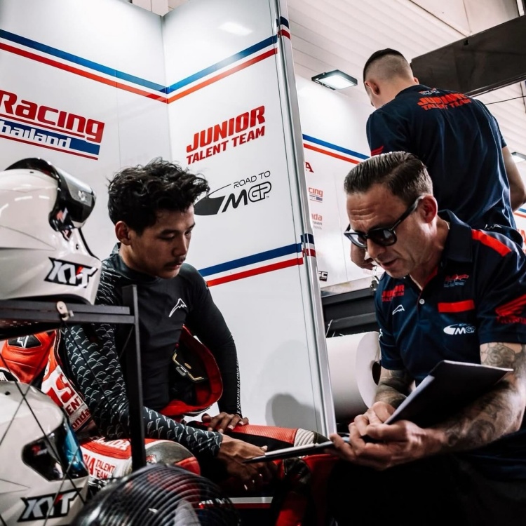 batch_PreJuniorGP-สนาม3-01 “ไม้คิว-เกียรติศักดิ์” พร้อมยกระดับความเร็ว! ลุยศึก “จูเนียร์จีพี” สนาม 3 ที่ ฝรั่งเศส