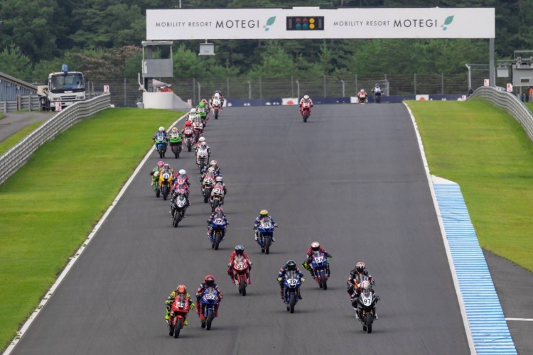 batch_S__553279503 “ไอเดีย-กฤตภัทร” ซิวแชมป์โปรดักชั่น 250 ซีซี เรซ 2 “ตี-อนุภาพ” สวมบทนักสู้คว้าท็อป 4 ARRC 2025 โมเตกิ