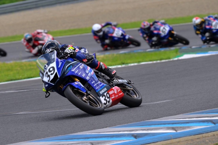 batch_S__553279507 “ไอเดีย-กฤตภัทร” ซิวแชมป์โปรดักชั่น 250 ซีซี เรซ 2 “ตี-อนุภาพ” สวมบทนักสู้คว้าท็อป 4 ARRC 2025 โมเตกิ