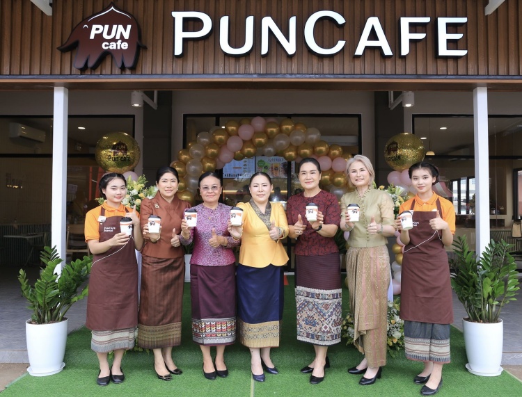 batch_01.-ภาพหมู่ผู้บริหารในพิธีเปิดฯ พันธุ์ไทย เดินหน้าขยายตลาด สปป.ลาว ผุด ปันคาเฟ่ สาขาใหม่ ดันยอดขายโต 2 เท่า ตั้งเป้าเปิดอีก 4 สาขาในปีนี้