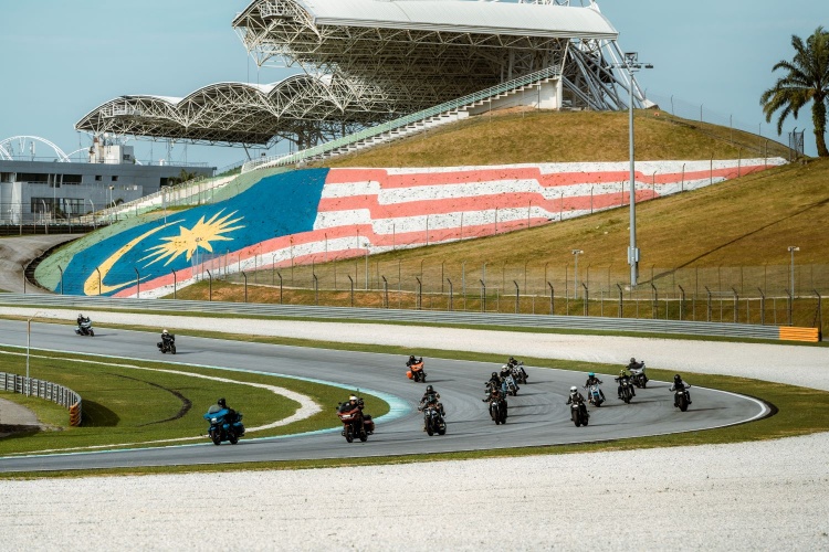 batch_Lap-of-Honor_1 Harley-Davidson พิสูจน์สมรรถนะไลน์อัพ 2025 แบบจัดเต็มในสนามเซปัง มาเลเซีย