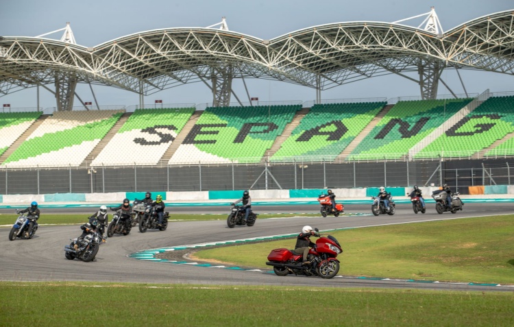 batch_Lap-of-Honor_2 Harley-Davidson พิสูจน์สมรรถนะไลน์อัพ 2025 แบบจัดเต็มในสนามเซปัง มาเลเซีย