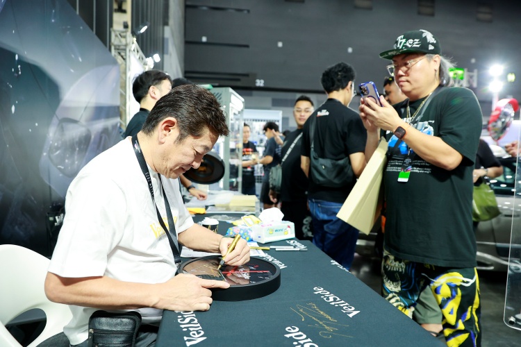 batch_Mr.-Hironao-Yakomaku-แจกลายเซ็นต์ ตำนาน JDM บุกไทย! การรวมตัวเจ้าสำนักรถแต่งระดับตำนานญี่ปุ่นตัวจริง ที่งาน Bangkok Auto Salon 2025