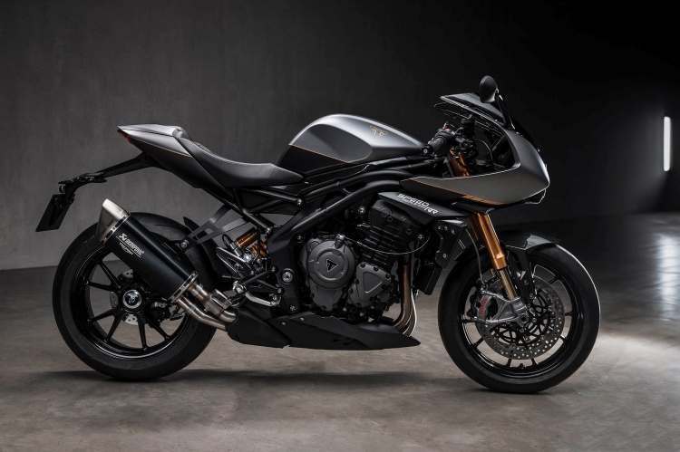 batch_Triumph-Speed-Triple-1200-RR-Breitling-Limited-Edition-2 ส่องตำนานสองล้อสัญชาติอังกฤษ Triumph Motorcycles ผ่านแนวคิด “ไม่ใช่แค่พาหนะ แต่คืองานศิลป์ที่สะท้อนตัวตนนักขี่”