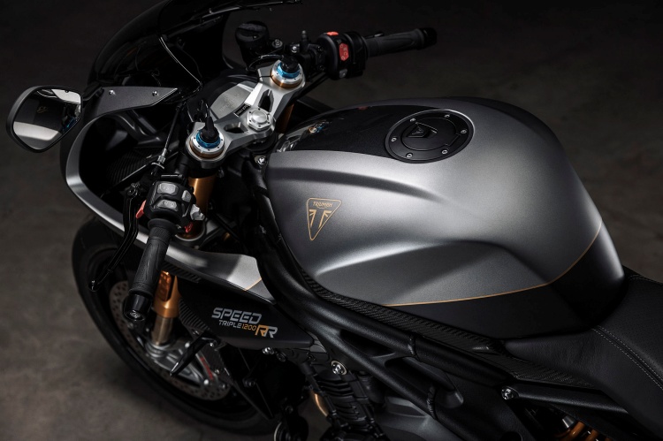 batch_Triumph-Speed-Triple-1200-RR-Breitling-Limited-Edition-3 ส่องตำนานสองล้อสัญชาติอังกฤษ Triumph Motorcycles ผ่านแนวคิด “ไม่ใช่แค่พาหนะ แต่คืองานศิลป์ที่สะท้อนตัวตนนักขี่”
