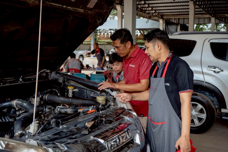 batch_บรรยากาศตรวจเช็กสภาพรถตามแคมเพจ์นช่วยเหลือลูกค้าผู้ประสบภัยน้ำท่วมภาคเหนือ มูลนิธิกลุ่มอีซูซุและอีซูซุเคียงคู่คนไทย มอบเงินสนับสนุน 300,000 บาท พร้อมแคมเพจ์น ช่วยเหลือลูกค้าผู้ประสบภัยน้ำท่วมภาคเหนือ